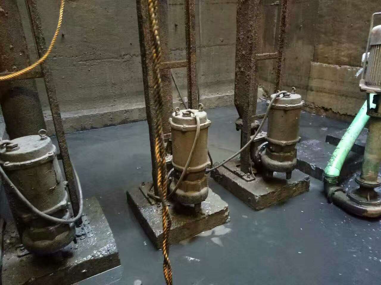 山南污水池清理