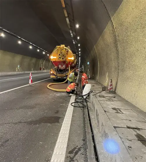 山南隧道排水渠清淤